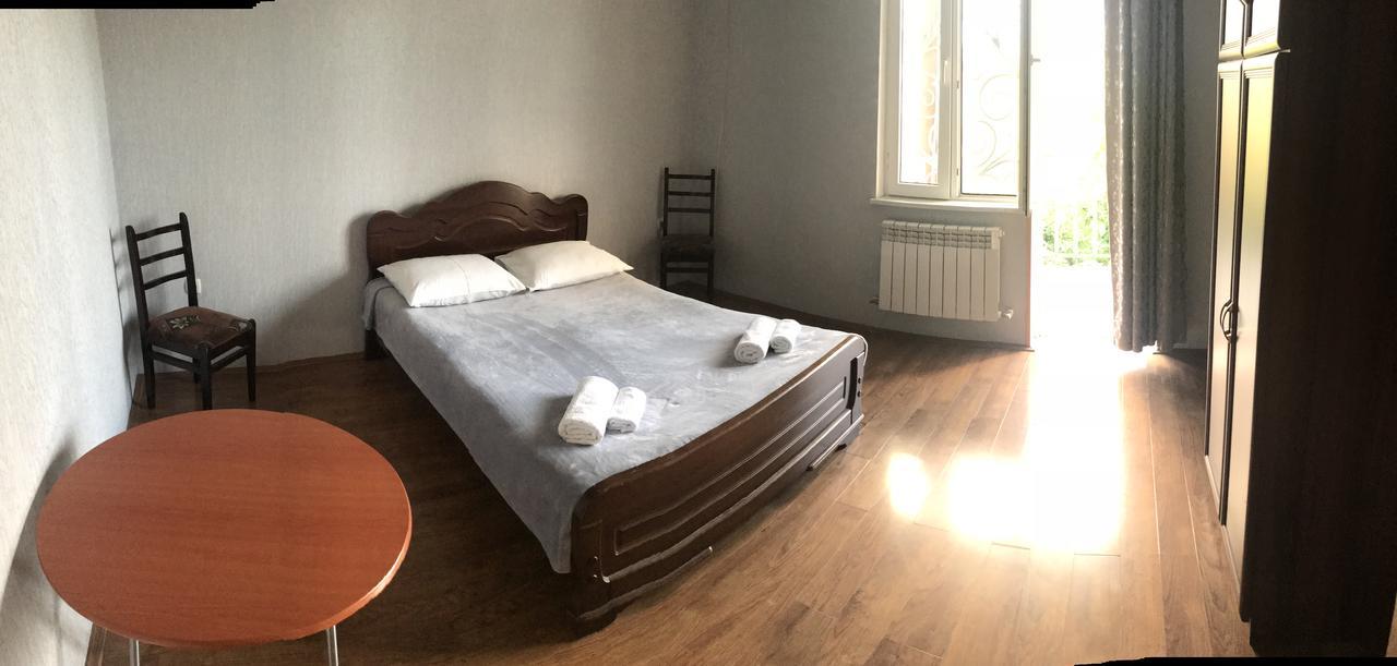 Bajo Guest House Kutaisi Eksteriør billede