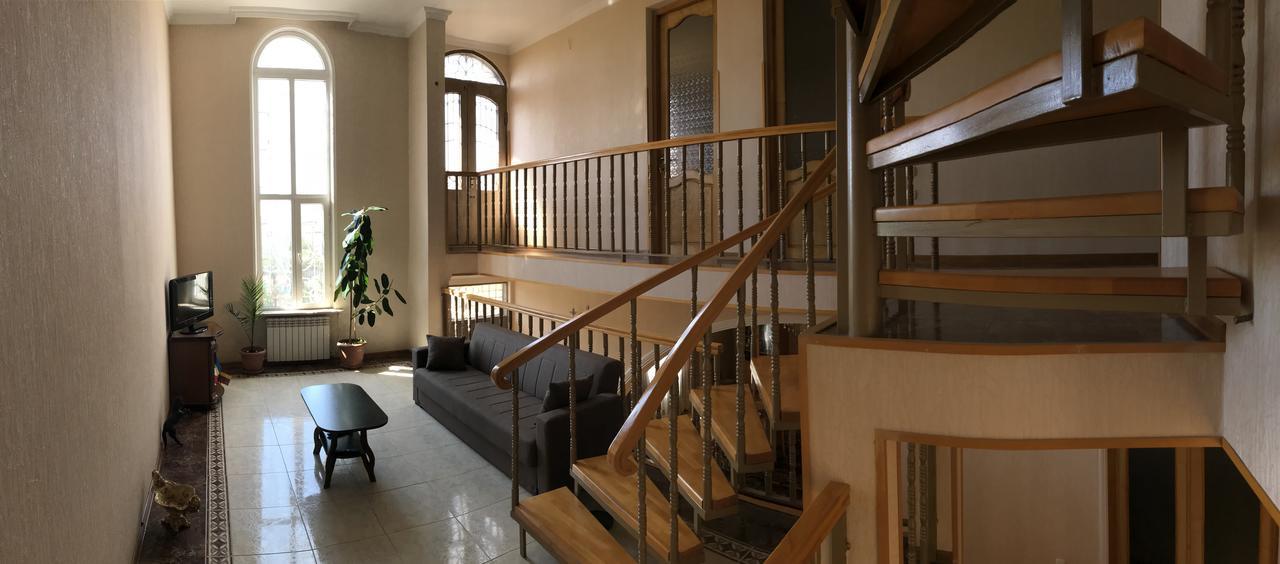 Bajo Guest House Kutaisi Eksteriør billede